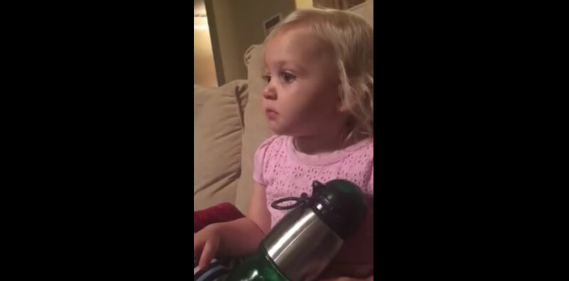 Niña de 2 años llora viendo una película, luego derrite su corazón con razón