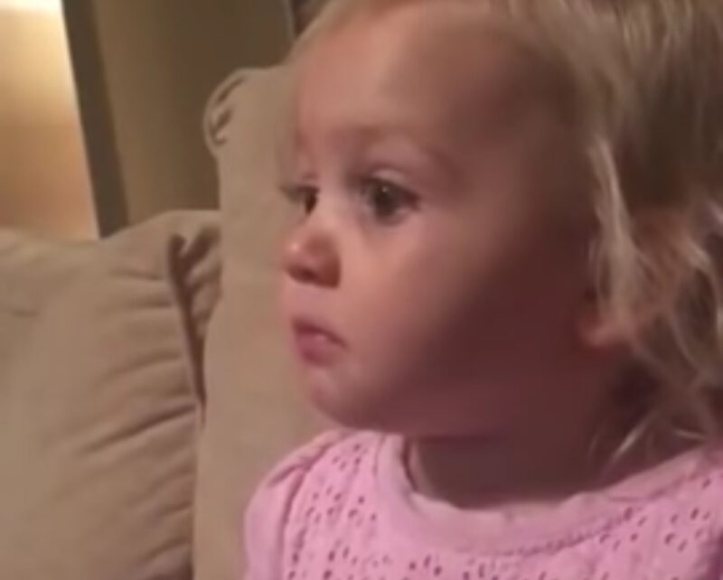 Niña de 2 años llora viendo una película, luego derrite su corazón con razón