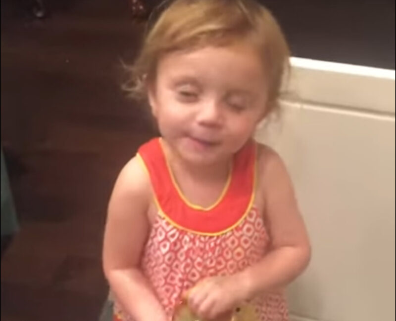 La reacción de la pequeña cuando su padre no aprueba a su novio es hilarante. El discurso más adorable.