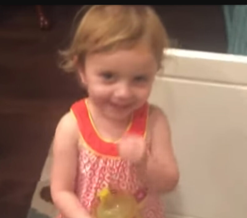 La reacción de la pequeña cuando su padre no aprueba a su novio es hilarante. El discurso más adorable.
