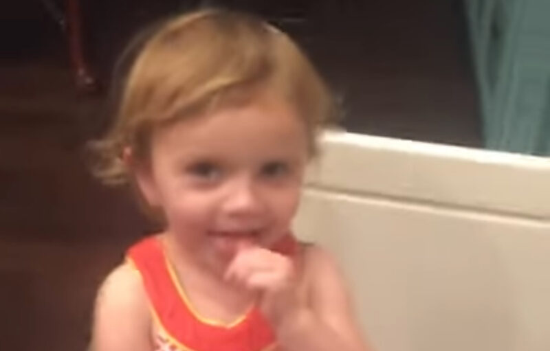 La reacción de la pequeña cuando su padre no aprueba a su novio es hilarante. El discurso más adorable.