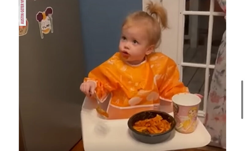 La bebé tiene una reacción hilarante después de que su papá le cambia la comida.