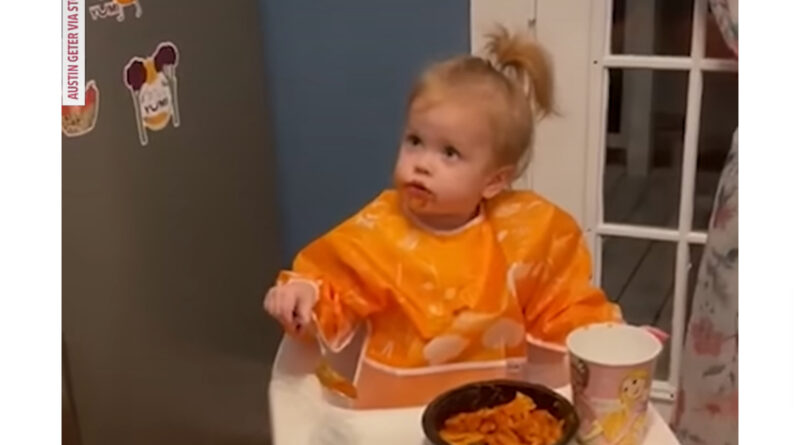 La bebé tiene una reacción hilarante después de que su papá le cambia la comida.