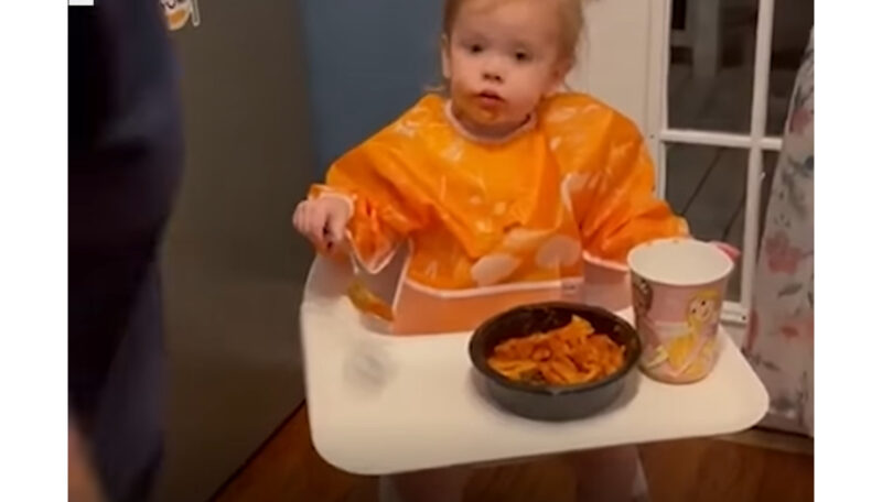 La bebé tiene una reacción hilarante después de que su papá le cambia la comida.