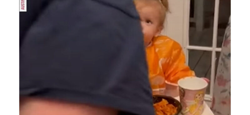 La bebé tiene una reacción hilarante después de que su papá le cambia la comida.