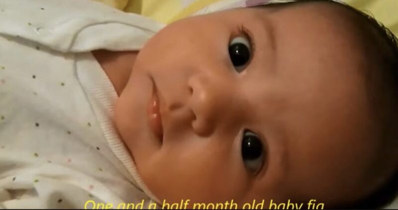 Awwww, la ternura de un bebé no tiene límites: un bebé de 1 mes habla con mamá