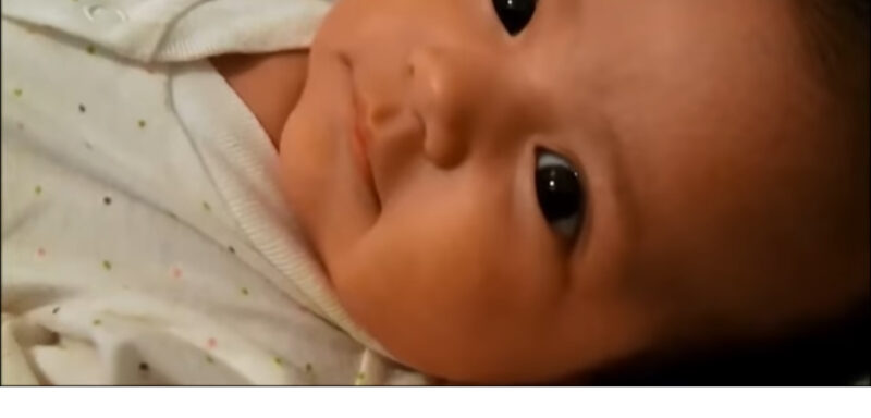 Awwww, la ternura de un bebé no tiene límites: un bebé de 1 mes habla con mamá