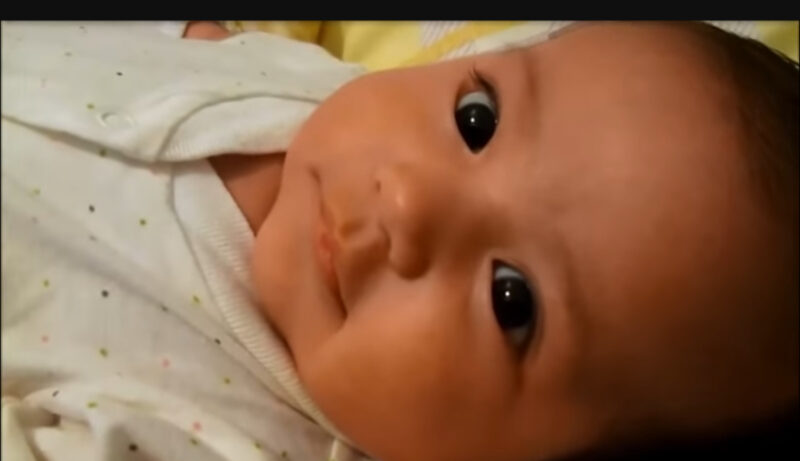 Awwww, la ternura de un bebé no tiene límites: un bebé de 1 mes habla con mamá