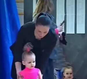 La adorable gimnasia de una niña divertida y linda