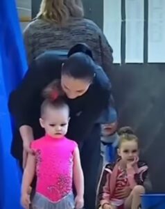 La adorable gimnasia de una niña divertida y linda