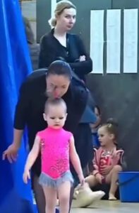 La adorable gimnasia de una niña divertida y linda