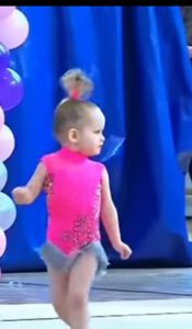 La adorable gimnasia de una niña divertida y linda