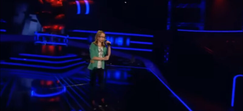 ¡Ésta es una voz fantástica! ¡La sala sollozó por su actuación y los jueces presionaron los botones histéricos!