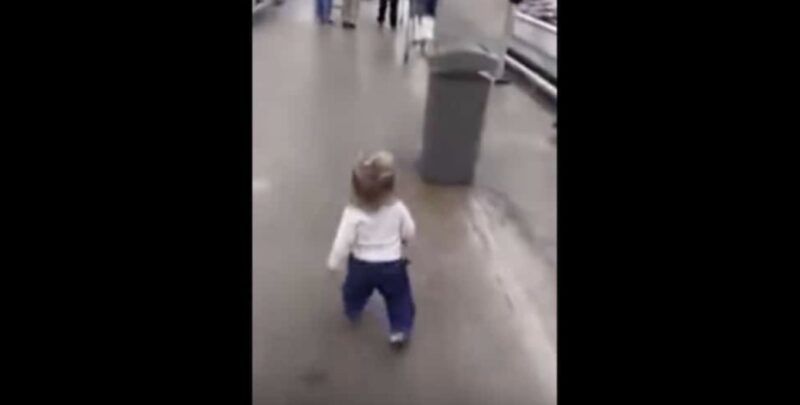 Un niño pequeño se escapa de su mamá en el supermercado. Lo que mamá la pilla haciendo a continuación se está volviendo viral