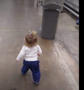 Un niño pequeño se escapa de su mamá en el supermercado. Lo que mamá la pilla haciendo a continuación se está volviendo viral