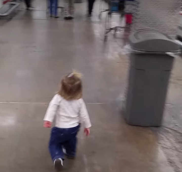 Un niño pequeño se escapa de su mamá en el supermercado. Lo que mamá la pilla haciendo a continuación se está volviendo viral