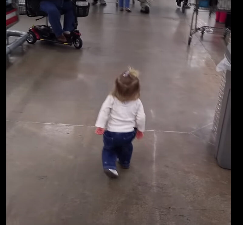 Un niño pequeño se escapa de su mamá en el supermercado. Lo que mamá la pilla haciendo a continuación se está volviendo viral
