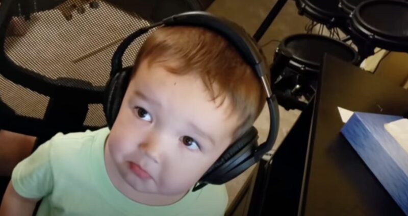 Un niño de 2 años versiona maravillosamente una canción clásica de Elvis
