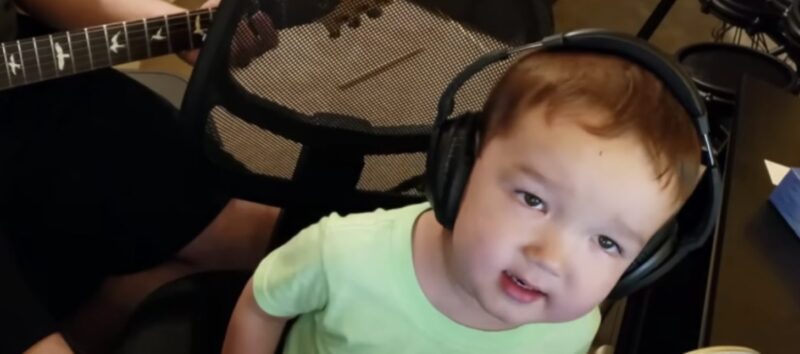 Un niño de 2 años versiona maravillosamente una canción clásica de Elvis
