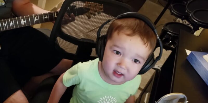 Un niño de 2 años versiona maravillosamente una canción clásica de Elvis