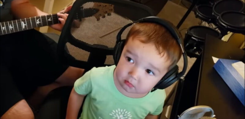 Un niño de 2 años versiona maravillosamente una canción clásica de Elvis