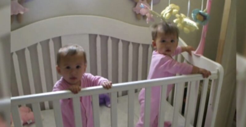 Adorables bebés gemelos tienen una conexión profunda, pero incluso su mamá quedó estupefacta ante este video