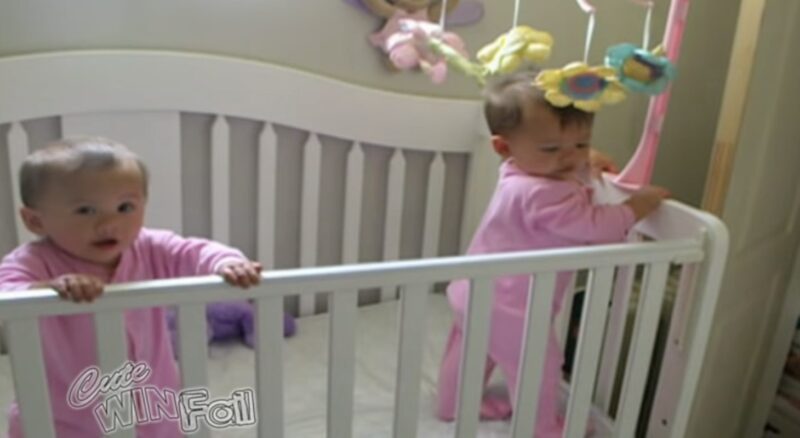Adorables bebés gemelos tienen una conexión profunda, pero incluso su mamá quedó estupefacta ante este video