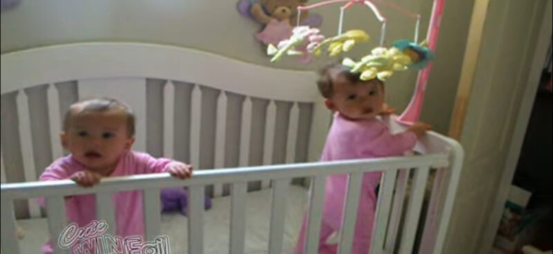 Adorables bebés gemelos tienen una conexión profunda, pero incluso su mamá quedó estupefacta ante este video