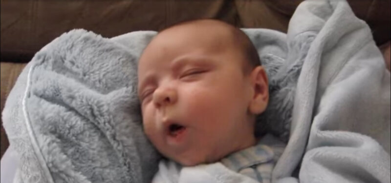 Papá le pregunta al bebé si durmió bien, la divertida “respuesta” del bebé enamora a Internet