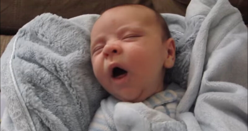 Papá le pregunta al bebé si durmió bien, la divertida “respuesta” del bebé enamora a Internet