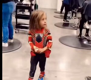 Papá sorprende a mamá cortándole el pelo largo a su hijo: mira su reacción