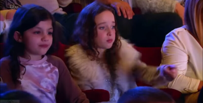 La elección de la canción de la niña hizo reír al jurado. Pero su canción los silenció y los sorprendió.