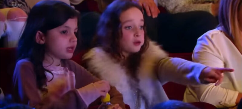 La elección de la canción de la niña hizo reír al jurado. Pero su canción los silenció y los sorprendió.