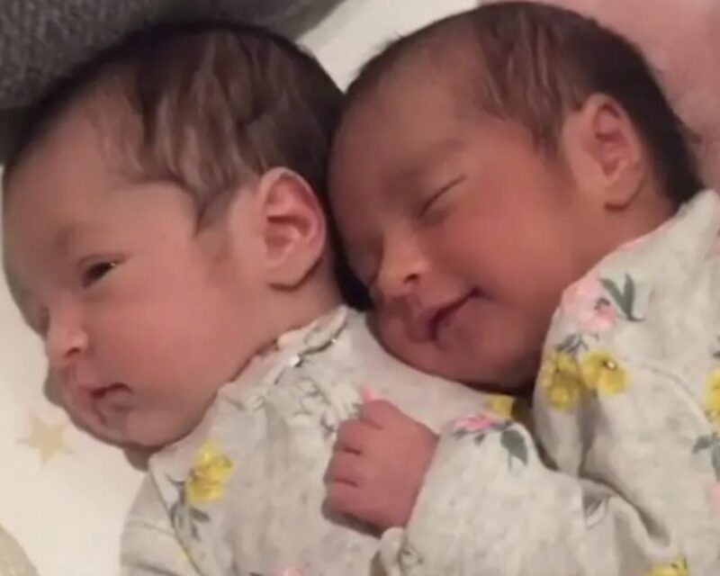 Un vídeo de bebés gemelos recién nacidos abrazados captura perfectamente la belleza del vínculo entre gemelos