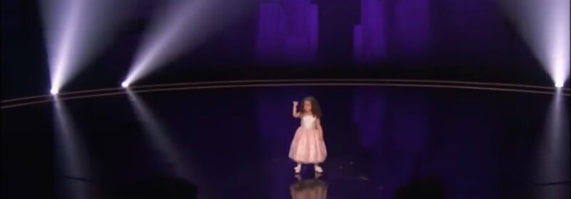 Esto nunca antes había sucedido en la historia, Simon Cowell rompe en LÁGRIMAS cuando la niña comenzó a cantar, toda la multitud se quedó sin aliento.
