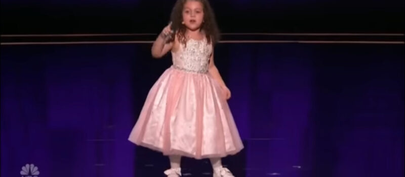 Esto nunca antes había sucedido en la historia, Simon Cowell rompe en LÁGRIMAS cuando la niña comenzó a cantar, toda la multitud se quedó sin aliento.