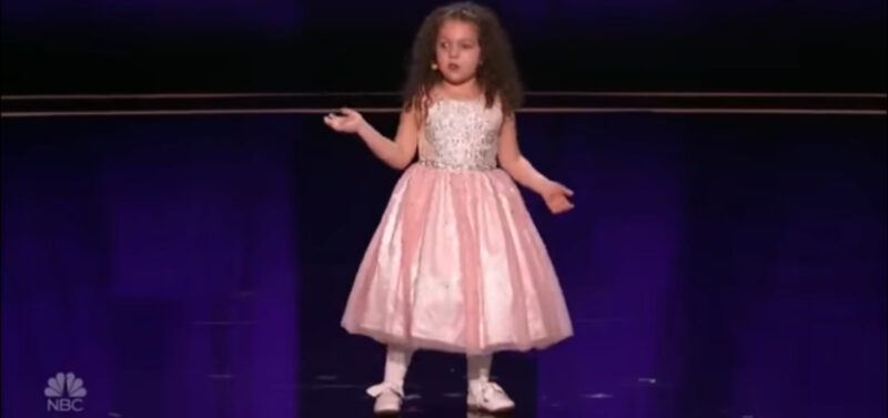 Esto nunca antes había sucedido en la historia, Simon Cowell rompe en LÁGRIMAS cuando la niña comenzó a cantar, toda la multitud se quedó sin aliento.