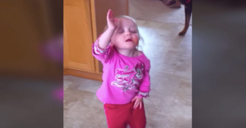 Un niño de 2 años se deja llevar por una canción de adoración
