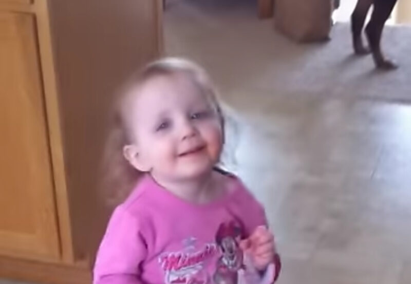 Un niño de 2 años se deja llevar por una canción de adoración