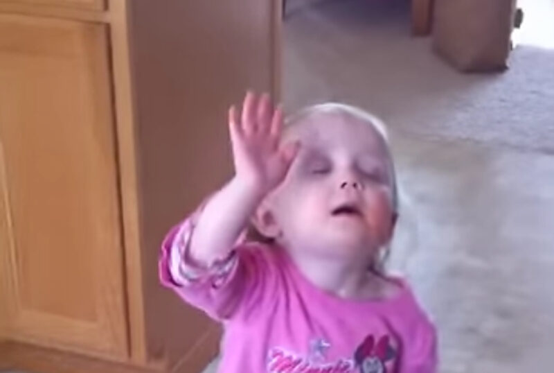 Un niño de 2 años se deja llevar por una canción de adoración
