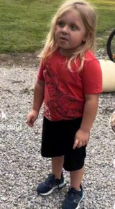 La respuesta de un niño pequeño al regresar a casa después de un largo día de escuela es tan hilarantemente identificable