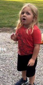 La respuesta de un niño pequeño al regresar a casa después de un largo día de escuela es tan hilarantemente identificable
