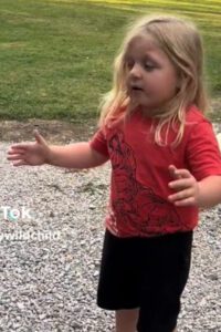 La respuesta de un niño pequeño al regresar a casa después de un largo día de escuela es tan hilarantemente identificable