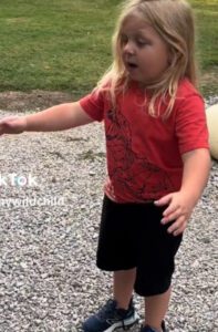 La respuesta de un niño pequeño al regresar a casa después de un largo día de escuela es tan hilarantemente identificable