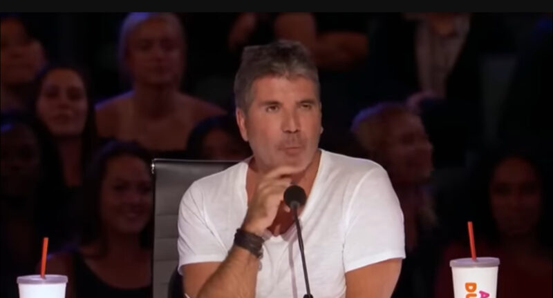 Después de esperar tanto, Simon Cowell presionó el botón, se arrodilló y simplemente le pidió que cantara una vez más.