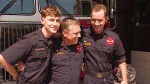 Tres bomberos del mismo cuartel celebran convertirse en papás en 24 horas