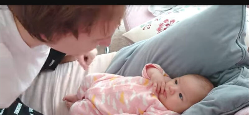 ¡Este video debería obtener un millón de visitas! Niña disfrutando del amor de su padre