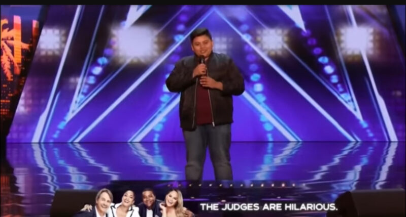 Este momento de la historia es verdaderamente extraordinario. ¡Simon Cowell no pudo contener la risa al presenciar la actuación de este joven!
