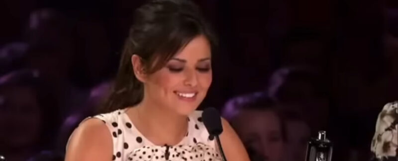 Simon se rió de la elección de su canción, pensando que era un error alegre. Sin embargo, cuando empezó a cantar, el arrepentimiento lo golpeó como una tormenta repentina