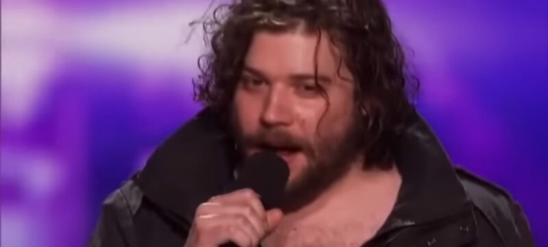 Simon se rió de la elección de su canción, pensando que era un error alegre. Sin embargo, cuando empezó a cantar, el arrepentimiento lo golpeó como una tormenta repentina